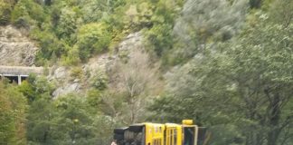 Tir încărcat cu piese metalice, răsturnat în Defileul Jiului