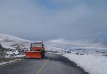 Utilaj cu o lamă, pregătit să acționeze pe DN 67 C, de la mijlocul lunii septembrie