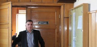 Gropile dintr-un drum comunal din Berlești, astupate cu ciment! Artera, turnată într-o singură noapte