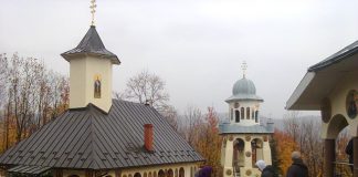 Lumina, şi Adevărul, şi Viaţa – Sfântă Liturghie Arhierească la slujba de sfinţire a Bisericii de la Schitul «Poiana Pustnicului», Mănăstirea Lainici, Protopopiatul Târgu-Jiu Nord (I)