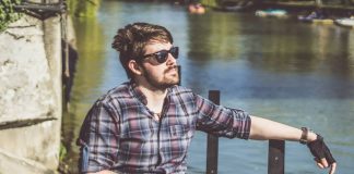 Dintr-un scaun cu rotile își urmează visul, Gorjeanul Mihnea Florin Vîlceanu, în competiția Vocea României