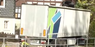 A rămas cu tirul pe o străduță din Germania