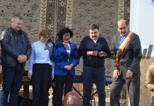 De la oficialii de Mediu – Primarul de Tismana a primit o castană uriașă, la închiderea cu succes a proiectului european LIFE!