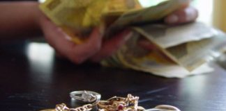 Prinși după ce au furat bijuterii și bani dintr-o garsonieră