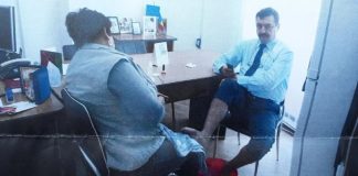 Directorul Direcției Patrimoniu, pus să dea notă explicativă pentru poza cu subalterna, care îi face pedichiura în birou