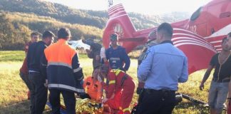 Bărbatul cuprins de flăcări, în timp ce încerca să stingă un incendiu de vegetație uscată, a murit la spital