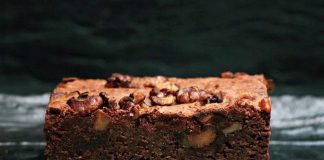 Rețeta săptămânii – Brownie cu nuci și multă ciocolată
