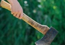 Trimis în judecată, după ce și-a lovit fiul cu toporul