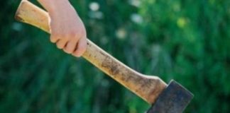 Trimis în judecată, după ce și-a lovit fiul cu toporul