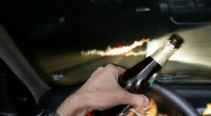 S-a oprit cu mașina într-un cap de pod, șoferul era băut și fără permis