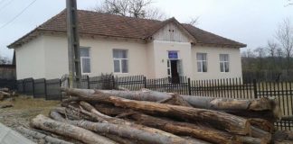 O școală primară din Bolboși își primește dimineața elevii cu ușile închise și fără foc în sobe!