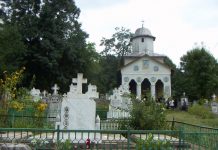 Reținuți după furt din biserică