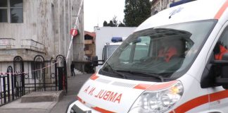 Poliția face verificări, după ce două ambulanțe și o mașină a Penitenciarului au fost blocate pe o stradă, lângă Tribunalul Gorj