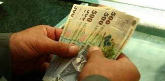 Tineri reținuți, după ce i-au golit contul din bancă unui bărbat