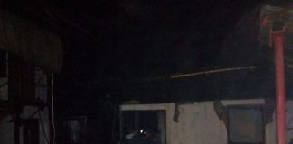 Acoperișul unei case, distrus de flăcări, după ce proprietarii ar fi ars deșeuri în curte