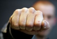 Femeie din Plopșoru, amenințată cu moartea de soțul obligat să nu se apropie de ea