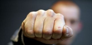 Femeie din Plopșoru, amenințată cu moartea de soțul obligat să nu se apropie de ea