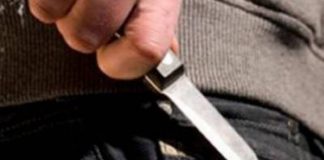 Atacat cu un cuțit în scara blocului