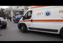 VIDEO: Două ambulanțe și o mașină a Penitenciarului Târgu-Jiu, blocate pe o stradă, lângă Tribunalul Gorj