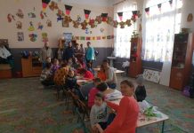 Preșcolarii de la Grădinița cu Program Normal din Bălcești, în așteptarea lui Moș Nicolae