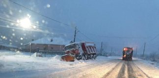 Utilaj de deszăpezire, în șanț! Șoferul a evitat un accident în ultimul moment