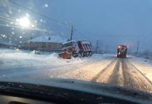 FOTO: Utilaj de deszăpezire, în șanț! Șoferul a evitat un accident în ultimul moment