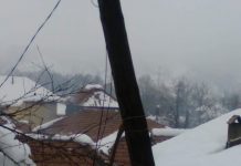 Un stâlp de curent stă să cadă peste o casă din Călugăreni! Tot satul, în pericol să rămână fără energie electrică