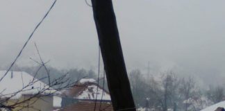 Un stâlp de curent stă să cadă peste o casă din Călugăreni! Tot satul, în pericol să rămână fără energie electrică