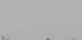 Unicul utilaj pentru deszăpezirea comunei Cîlnic a rămas în pana prostului! Buldoexcavatorul fără motorină a blocat toată circulația