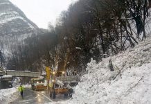 Galerie foto: Acțiunea drumarilor din Defileul Jiului, după avalanșă