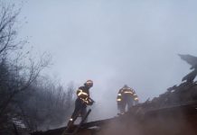 Acoperișul unei case din Ciuperceni, distrus de flăcări