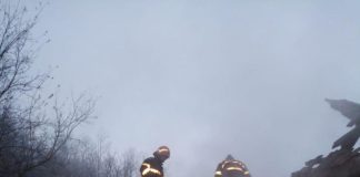 Acoperișul unei case din Ciuperceni, distrus de flăcări