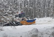 Primul utilaj pe drumul județean dintre Licurici și Berlești a sosit după 5 ore!