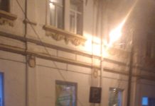 Cabluri căzute de pe stâlpi, de câteva zile, în centrul municipiului!