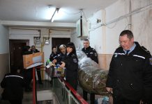 Familii nevoiașe, ajutate înainte de Crăciun de către polițiștii locali din Târgu-Jiu!