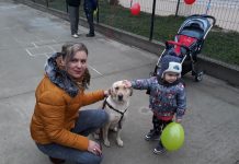 Cățelul Jolene, vedeta serbării de la Centrul de zi de recuperare pentru copilul cu dizabilităţi