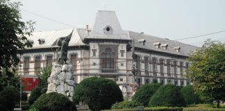 Zeci de elevi ai unor școli din Târgu-Jiu, premiați de municipalitate