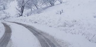 Drum județean acoperit de zăpadă între Licurici și Berlești! Cozi impresionante de mașini, niciun utilaj de deszăpezire