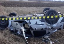 O mașină s-a răsturnat pe plafon la Moi! Doi bărbați, transportați la spital