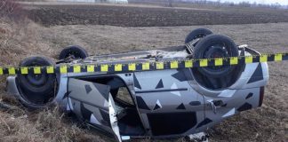 O mașină s-a răsturnat pe plafon la Moi! Doi bărbați, transportați la spital