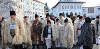 500 de colindători, la alaiul obiceiurilor de iarnă