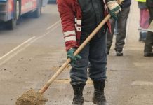 Trei bărbați din Samarinești, acuzați că au furat tone de material antiderapant