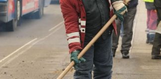 Trei bărbați din Samarinești, acuzați că au furat tone de material antiderapant