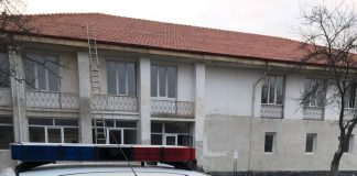 Protest al muncitorilor la căminul din Bumbești Pițic