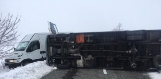 Accident la Câmpu Mare! Roata unui TIR s-a desprins şi a lovit o dubiță