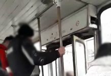 Anchetă a Poliției Gorj, după ce un pasager este lovit cu piciorul când coboară din troleibuz