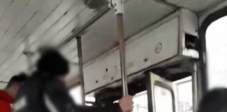 Anchetă a Poliției Gorj, după ce un pasager este lovit cu piciorul când coboară din troleibuz