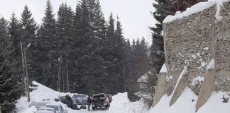 Lecție de bun simț! Un proprietar de cabană din Rânca a adunat gunoiul aruncat la marginea drumului de un altul!