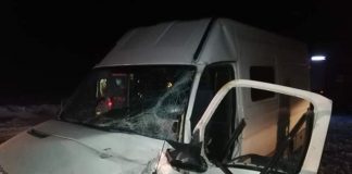 Ambulanţă implicată într-un accident la Bălcești! Pacientul și doi șoferi, la spital