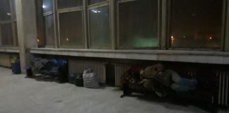 Gara Târgu-Jiu, raiul boschetarilor! Oamenii străzii dorm după caloriferele din sala de așteptare, urinând lângă ei, iar călătorii tremură pe peron